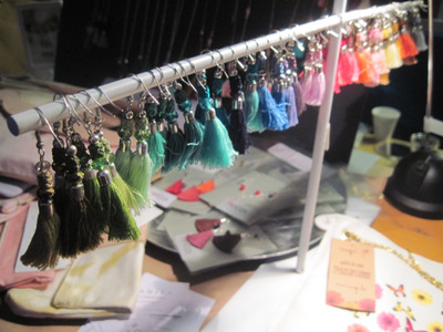  Adorn yourself with borrowed plumes